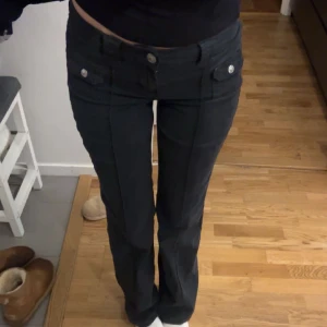 Svarta lågmidajde jeans - Säljer dessa eftertraktade snygga jeansen ifrån h&m som nu är helt slutsålda❣️❣️skriv för fler bilder.