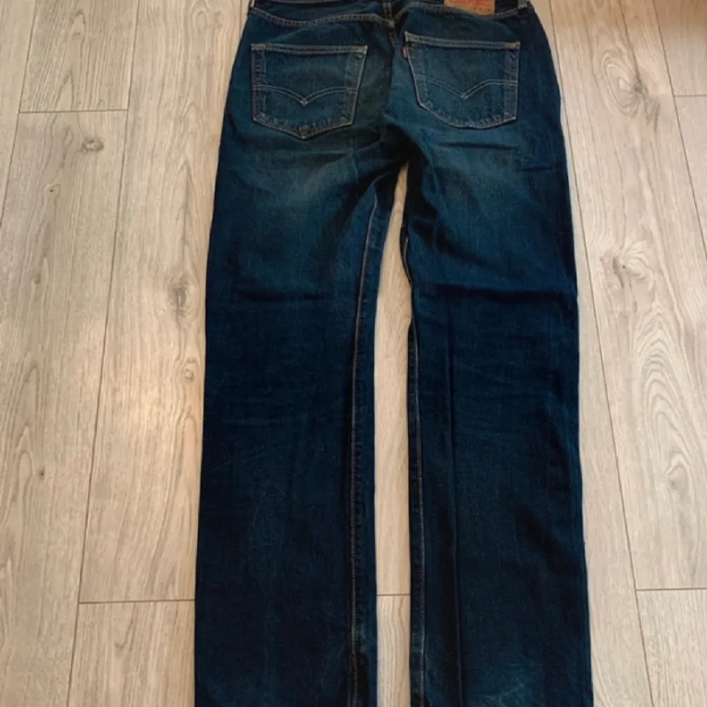 Levis 501 straight fit jeans som är som nya, de är i onesize men passar XS-M, Supersnygg färg!  Väljer du postnord som frakt alternativ så skickas byxorna samma dag som du köper dom. Jeans & Byxor.
