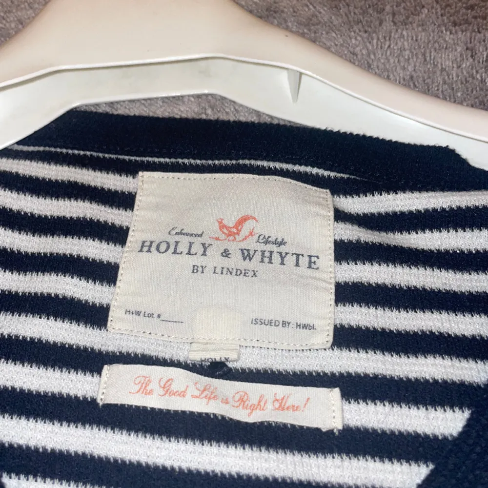 Snygg randig tröja från holly & white ❤️ ganska gammal men knappt använd ❤️❤️såå söt men kommer ej till användning❤️❤️frakt ingår inte. Tröjor & Koftor.