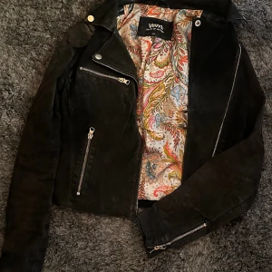 läderjacka - läderjacka lite kortare men väldigt bra! 