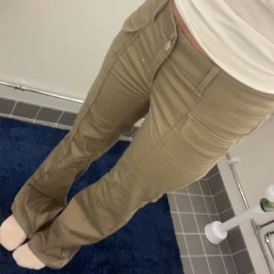 Byxor  -  Ett par bruna jättefina byxor från Nelly de ser gröna ut på bilden men är bruna dom är jätte sköna att ha på sig har använt två till tre gånger dom är i ett väldigt bra skick hoppas någon är  intresserad och vill köpa 