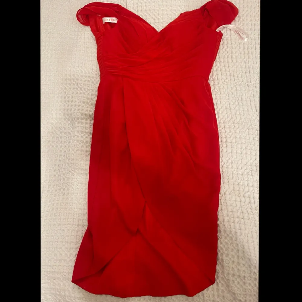 Jätte fin röd balklänning från JJ’s House, helt oanvänd storlek S. . Klänningar.