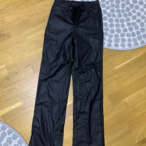 Skinnbyxor  - Skinnbyxor (ej äkta) säljes, helt nya. Korta i längden, passar bättre personer med kortare längd 🌸