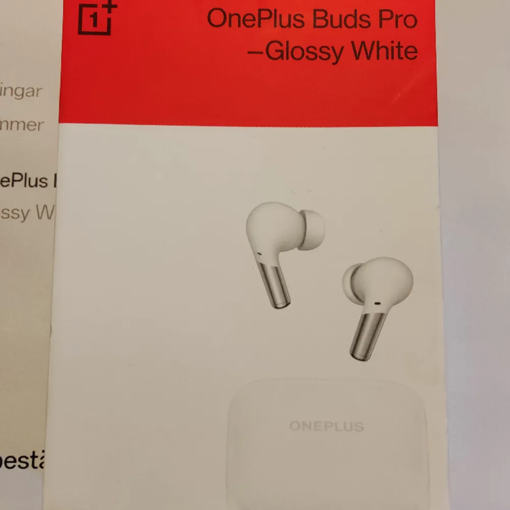 OnePlus Buds Pro hörlurar till kanonpris. Allt ingår, Originalförpackning, manual, garantibeskrivning, fyra olika storlekar på hörlurskuddar samt USB-Csladd.  Hälsningar Emil . Övrigt.