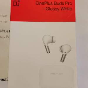 OnePlus Buds Pro hörlurar till kanonpris. Allt ingår, Originalförpackning, manual, garantibeskrivning, fyra olika storlekar på hörlurskuddar samt USB-Csladd.  Hälsningar Emil 