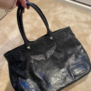 Zadig & Voltaire tote väska - Super snygg all purpose väska/ tote från Zadig & Voltaire. Passar med laptop, gymkläder eller vad du vill. Sparsamt använd i gott skick