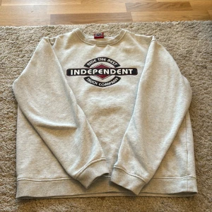 Independent Crewneck grå - Ny och fin independent trucks crewneck! Ren och fin och sitter bra! Hojta om du har frågor 