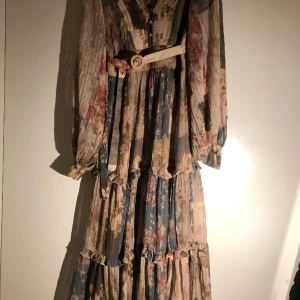 Mycket fin festklänning - Den är så fin och modern  Man tror de är en brand  Den är så unik  Storlek 38 kan ha denna 