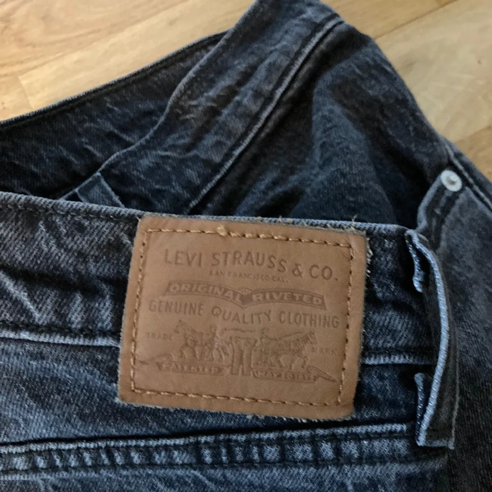 Snygga bootcut/flared jeans från Levi’s. I bra skick, små slits längst ner. Storlek 31/34. Dam modell men passar herr också.. Jeans & Byxor.