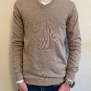 John Henric tröja - beige - Riktigt stilig tröja från John Henric. Skick 10/10 helt ny och oanvänd. Storlek S. Priset kan diskuteras vid snabb affär. Hör av dig vid minsta fundering🍾