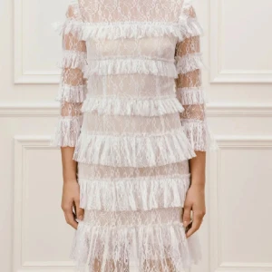 Studentklänning från bymalina! - Säljer min studentklänning som bara användes en gång och är helt utan defekter. Den är uppsydd några centimeter vid benen så lite kortare än originalet men annars som ny!