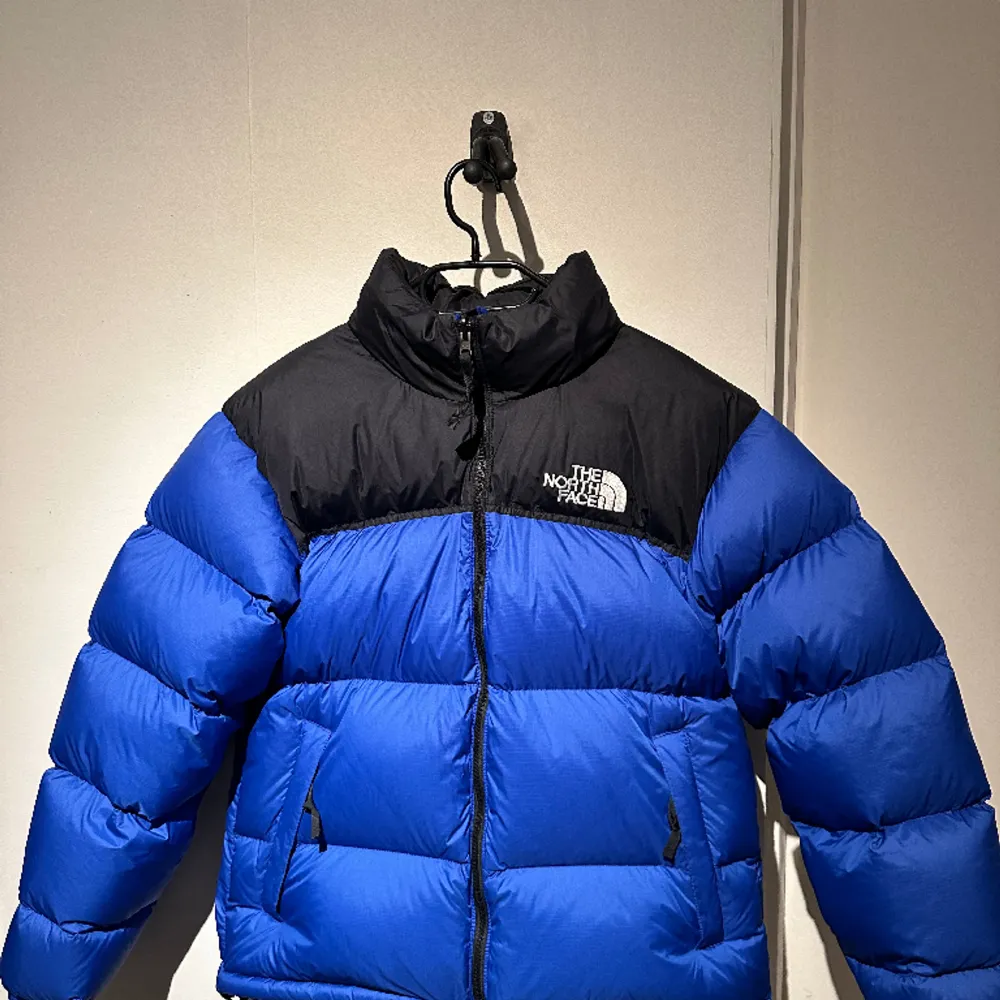 North Face 1996 Retro Nuptse jacka, storlek M, sällan använd!. Håll värmen i vinter med stil. Grymt pris, missa inte! . Jackor.