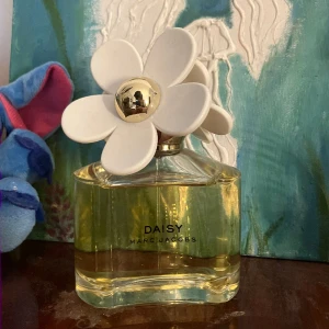 Daisy Marc Jacobs - Säljer min Daisy Eau de Toilette eftersom jag har andra jag använder mer. Köpt här på Plick!  Huvudnoter: Röd grapefrukt, Smultron, Viollöv Hjärtnot: Gardenia, Jasmin, Violett Basnot: Mysk,vanilj  Det är bara att höra av sig vid frågor! ❤️