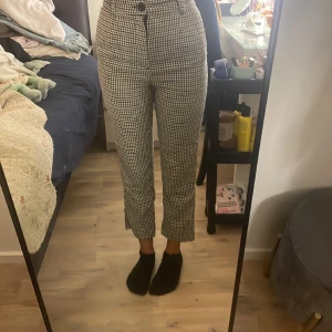 Kostym byxor - Ett par randiga kostymbyxor som inte kommer till användning 