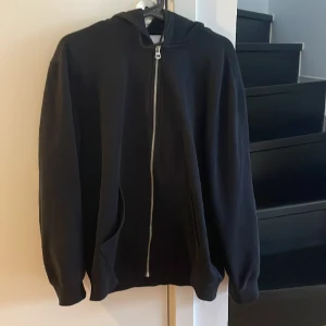 Weekday zip - En weekday zip i ett bra skick använd några gånger men ser fortfarande väldigt bra ut!