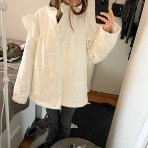 Vit jacka från custommade. Superfint skick. Isabel marant liknande. Nypris 3000 kronor. Oversized.