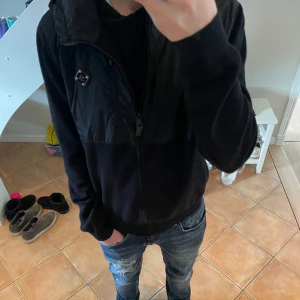 J Lindeberg cardigan - Säljer nu denna j lindeberg cardigan som är perfekt till våren! Den är sparsamt använd och köptes in förra vintern/våren på hede Fashion Outlet. Hör av dig vid frågor eller funderingar! Priset går att diskutera vid snabb affär! 