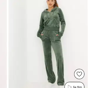 Säljer min fina Juicy Couture dress i färgen Moss green då den blivit för liten för mig. Den är i storlek xxs vilket inte säljs längre i den färgen. Den sparsamt använd, inga defekter.  Nypris byxa 1199kr Nypris tröja 1299kr 💚