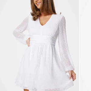 Studentklänning - Klänning från Bubbleroom i storlek 34, endast använd en gång. ”Dahlia Dotted Dress” nypris 699kr. Skicka ett meddelande om du har några frågor eller vill ha bättre bild 🫶🏼