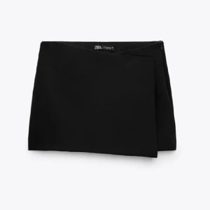 Kjol med shorts  - Jättesöta shorts som är som en kjol framifrån och shorts bakifrån. Använd max 3-4 gånger så är i väldigt fint skick. Säljer då de blivit för små för mig❤️