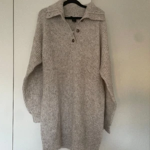 Stickad lång tröja - Jätte fin och skön stickad lång tröja från lindex, helt oanvänd, prislappen sitter kvar. Storlek S. Nypris 599.