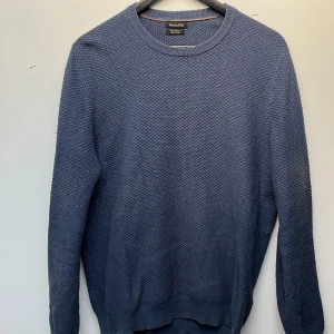 Bomulls/Kashmir tröja - En blå tröja från Massimo Dutti i väldigt bra skick. Gjord av 90% bomull och 10% Kashmir. 