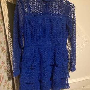 Helt ny kungsblå klänning från AX Paris, lappen kvar! Storlek 12, motsvarar ca 36/38. Säljes då den är för kort för mig!
