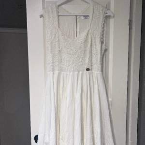 En hel och ren vit klänning använd vid ett tillfälle. Normal i storleken. 