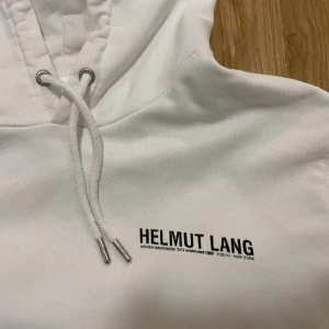 Helmut Lang hoodie  - Tja, säljer nu min Helmut Lang hoodie som e i prima skick nästan aldrig använd  Om ni har några frågor är de bara att skicka ett meddelande 