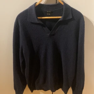 Stickad tröja  - Säljer min superfräscha stickade tröja från Massimo dutti. Storlek M men funkar även som S! Materialet är wool cashmere. Hör av er vid intresse samt funderingar!