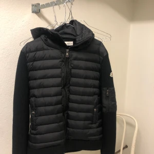 Moncler cardigan  - Moncler cardigan oanvänd strlk L  