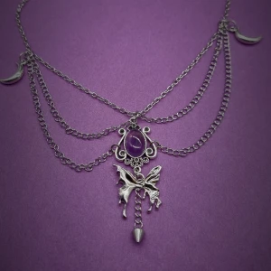 Handgjort halsband  - Handgjort halsband och exklusiv design🖤 Material-rostfritt stål, ametist och zinklegeringar.Längd: 40cm, priset-180kr