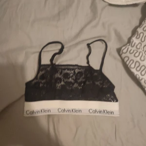 Calvin Klein topp ny  - Ck topp ny spets. Storlek s passar inte mig. 
