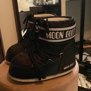 Svarta low moonboots - Svarta HELT NYA moonboots som är använda 1 gång ❤️ ursprungliga priset 1670kr