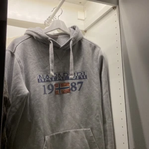 Hoodie Napapuri - Denna snygga hoodien är en riktig klassiker passar med allt funkar när som! Den har inga skador kvaliten är 10/10!  Skriv vid intresse!