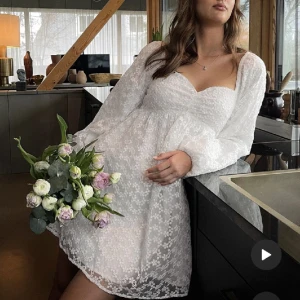 Studentklänning  - Säljer denna superfina slutsålda kläning från NAKD som endast är använd en gång på min avslutning i 9an. Inga defekter och i fint skick! Om fler är intresserade blir det budgivning , skriv inan ni trycker på köp nu! 