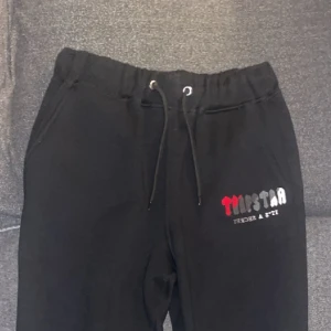 Trapstar byxor röd - Fett sköna byxor, trapstar i storlek M men midjan sitter lite åt så den passar perfekt som S, 