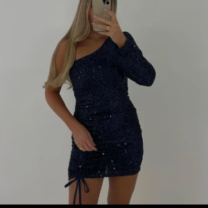 Marinblå Paljettklänning - Superfin glittrig paljettklänning från Astrid Frank som tyvärr inte kommer till användning. Endast använd vid ett tillfälle!   Storlek S 🌸