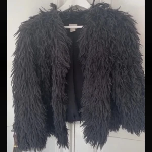 Pälsjacka - Så fin pälsjacka/kofta från HM! Såå fint skick! Storlek S men passar M🥰