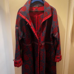 Ull Kappa  - Gudrun Sjöden ull kappa med fina broderier. Fint och bra skick. 