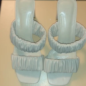 Fina högklackar från HM - Beigea högklackar från HM 