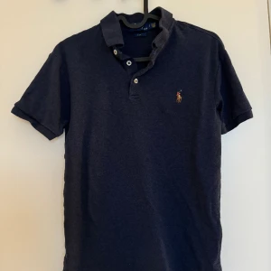 Pikétröja Ralph Lauren - Pikétröja från Ralph Lauren som endast använts ett fåtal gånger. Säljs då de blivit för liten för mannen.  Storleken är S ”slim fit” men väldigt liten i storleken.  Säljs för 350kr  Ord pris: 1199kr 
