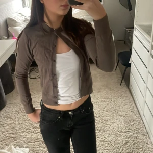 Stickad kofta  - Väldigt bra skick, använd några gånger, färg brun/grå! Storlek xs/s 