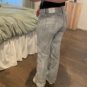 Weekday jeans - Jeans från weekday i modellen ”arrow Low straight” med en washed out grå färg. Storlek w27 l30.