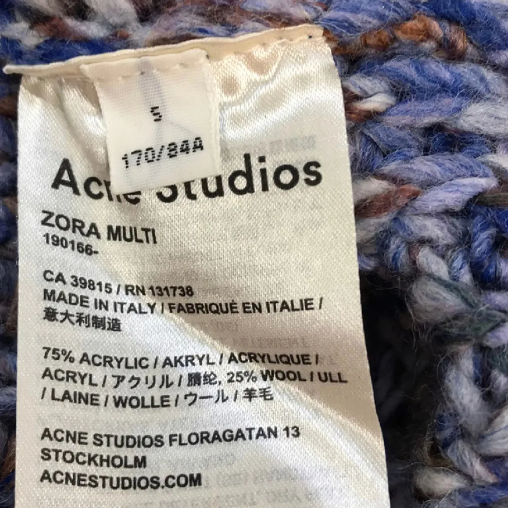 Stickad tröja från Acne! Super gott skick. Alltid tvättats enligt anvisningar. Fraktar eller möts upp i Stockholm. . Tröjor & Koftor.