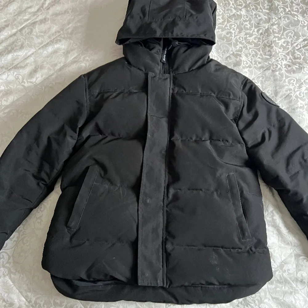 Säljer nu min CG Black Label jacka som köpte förra året som jag endast använt under vintern. Är i nyskick! Eventuellt billigare vid snabb o smidig affär! . Jackor.