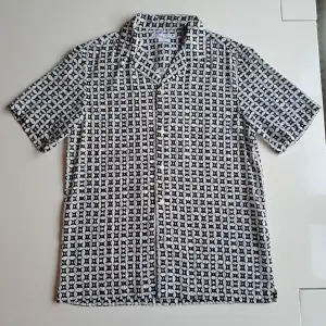 Varumärke: Zara Produkt: Skjorta  Material: 100% polyester  Storlek:M Färg: svart/vit Kondition: Mycket bra begagnat skick  Mått: L: 69cm B: 53cm Kön: Herr 