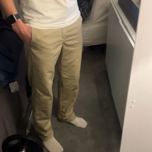 Cathartt byxor  - Ett par carhartt byxor i väldigt bra skick, nypris 900kr. Storlek 28x32