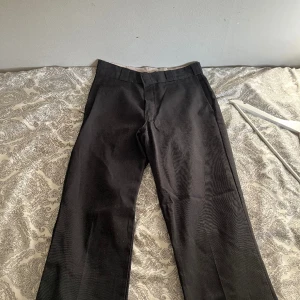 Dickies byxor - Storlek XL Nypris ~800kr Mitt pris -300kr Skick 10/10  Snygga byxor som du kan matcha vad som helst till!