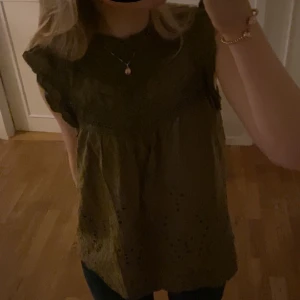 Söt topp💘 - Jätte söt topp! Perfekt till våren och sommaren 💞 Säljer för att den tyvärr inte kommer till användning för mig! 